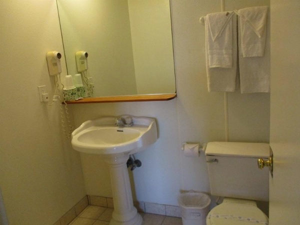 LAX Suites image 22